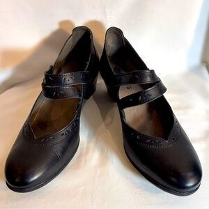 PORTOFINO Sz 41 Diagonal Straps Velcro Closure Leather Heeled Rounded Toe Shoes